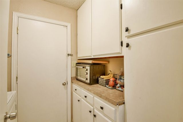 300 Saddleview Court, Granbury, TX 76048