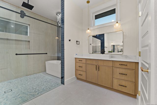 116 PIONEER DR, La Vernia, TX 78121