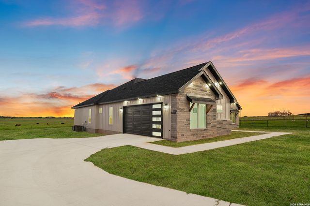 116 PIONEER DR, La Vernia, TX 78121