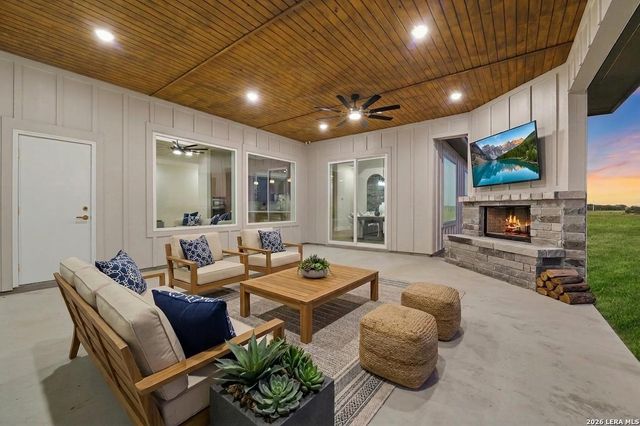 116 PIONEER DR, La Vernia, TX 78121