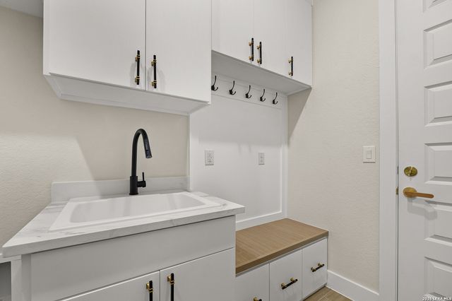 116 PIONEER DR, La Vernia, TX 78121