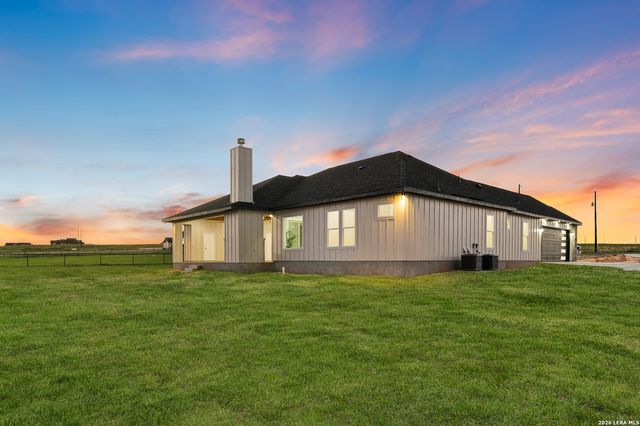 116 PIONEER DR, La Vernia, TX 78121