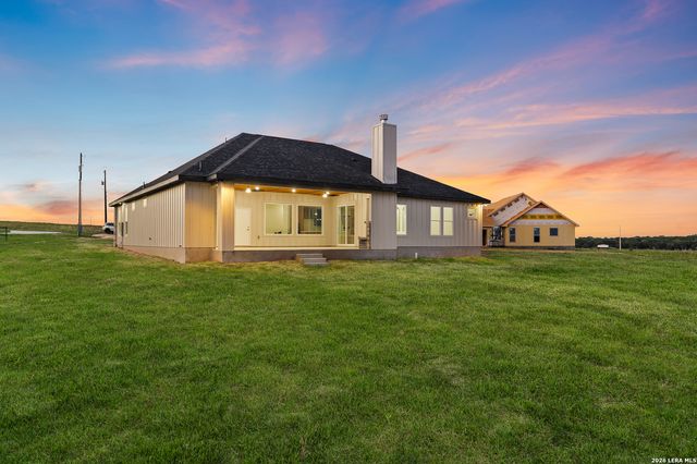 116 PIONEER DR, La Vernia, TX 78121