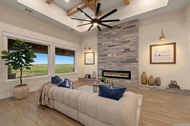 116 PIONEER DR, La Vernia, TX 78121