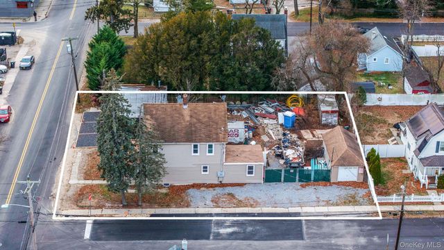 45 Redington Street, Bay Shore, NY 11706