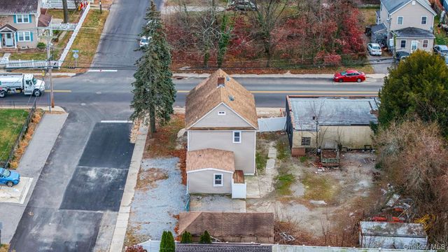 45 Redington Street, Bay Shore, NY 11706