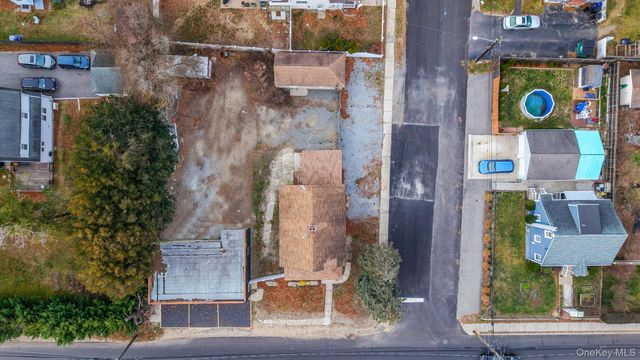 45 Redington Street, Bay Shore, NY 11706