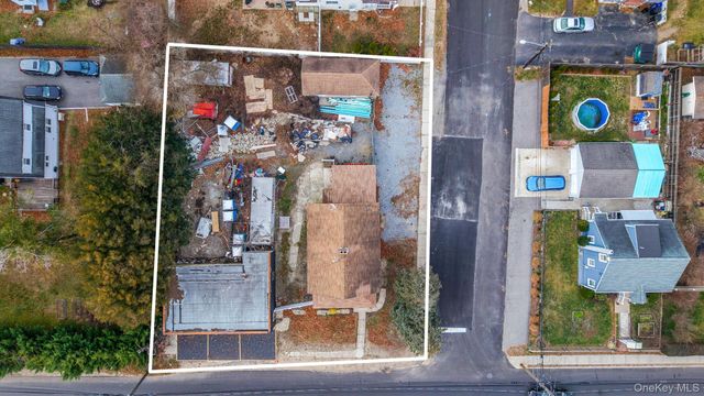 45 Redington Street, Bay Shore, NY 11706