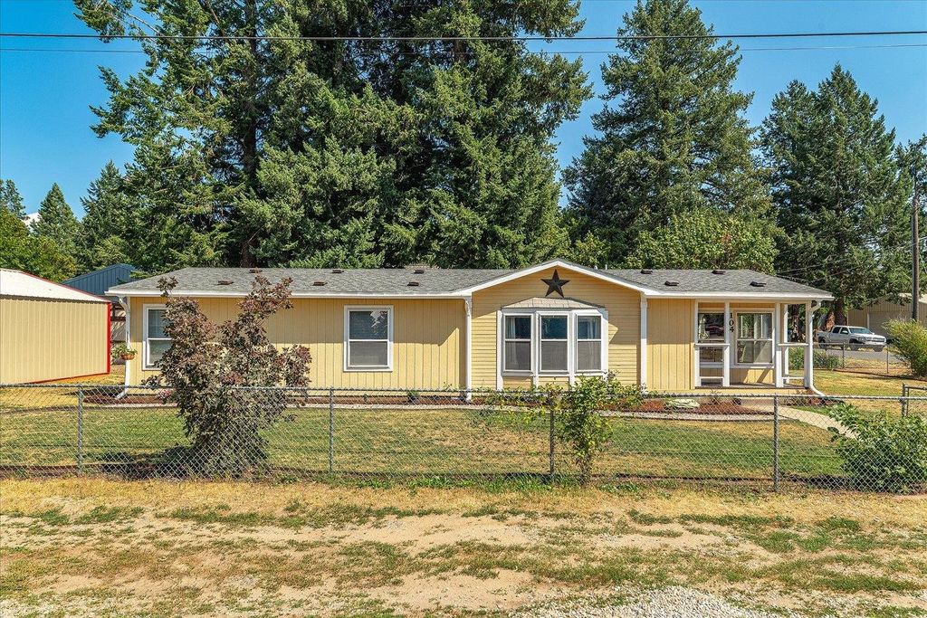 104 N Stevens Ave, Deer Park, WA 99006