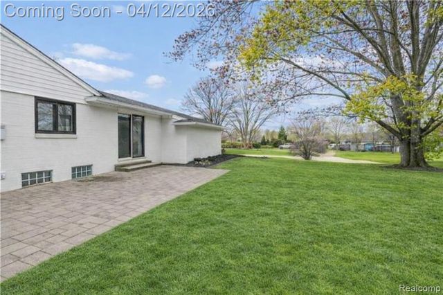 6850 White Pine Drive, Bloomfield Hills, MI 48301