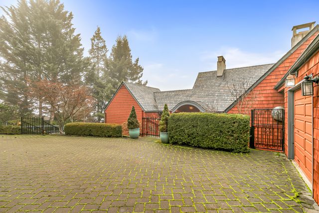 443 Conestoga Circle, Jacksonville, OR 97530