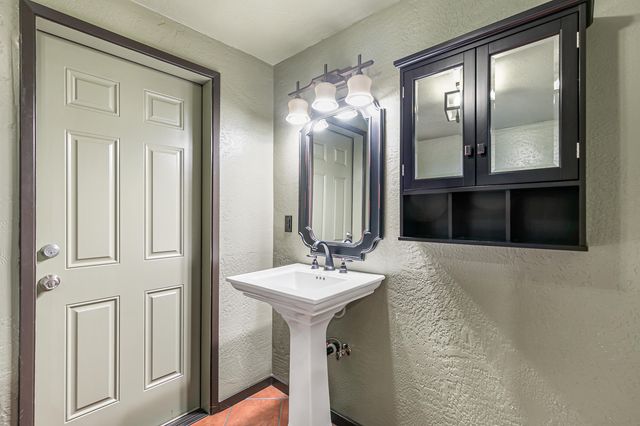 443 Conestoga Circle, Jacksonville, OR 97530