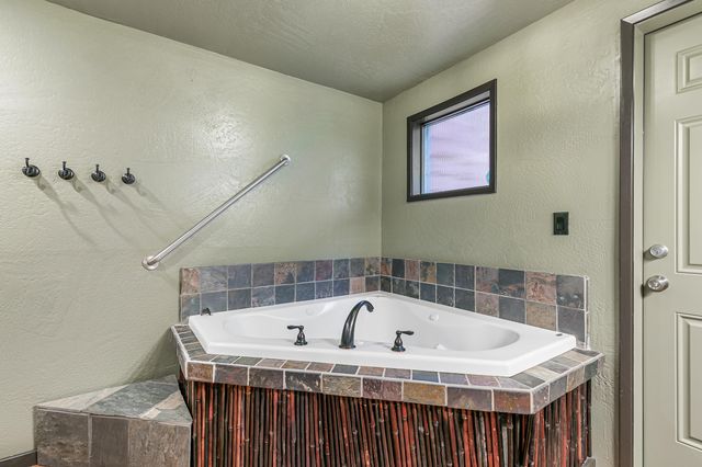 443 Conestoga Circle, Jacksonville, OR 97530