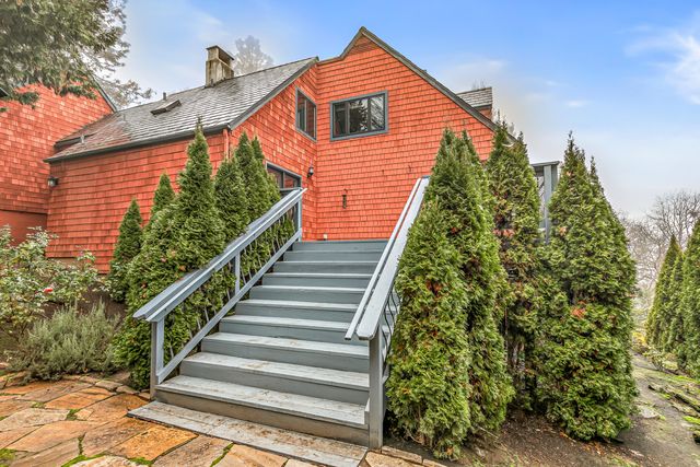 443 Conestoga Circle, Jacksonville, OR 97530