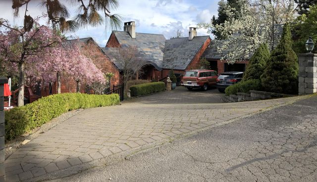 443 Conestoga Circle, Jacksonville, OR 97530