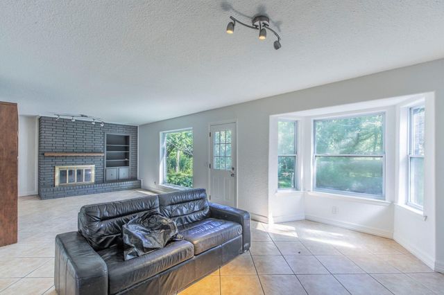 1905 Great Oaks DR, Round Rock, TX 78681