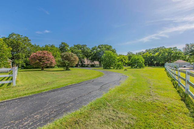 1905 Great Oaks DR, Round Rock, TX 78681