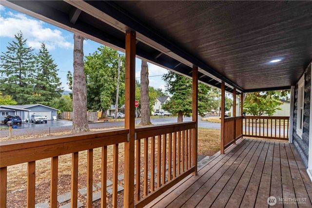 611 NE Pioneer, Castle Rock, WA 98611