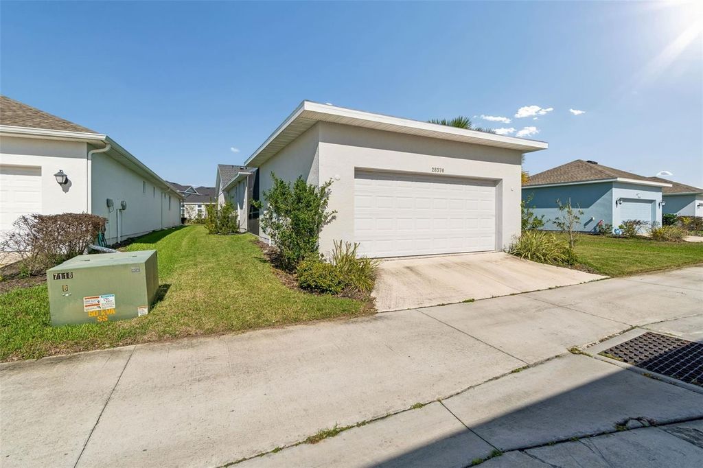 Image 28 of property listing at 28570 SWEET PERSIMMON DRIVE, Wesley Chapel, FL 33543