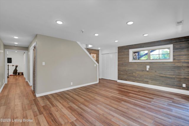 2823 Hollow Oak Dr, Crestwood, KY 40014
