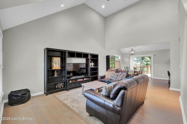 2823 Hollow Oak Dr, Crestwood, KY 40014