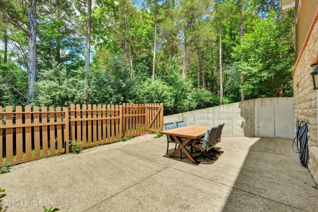 2823 Hollow Oak Dr, Crestwood, KY 40014