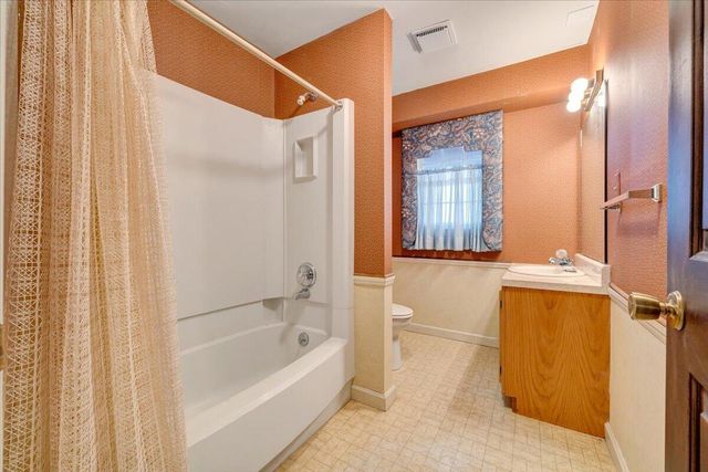 5127 Hunting Hills DR, Roanoke, VA 24018