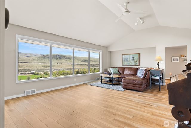 940 Sunrise Heights Road, Okanogan, WA 98840
