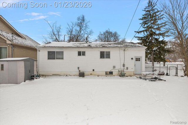 6823 Engleman, Center Line, MI 48015