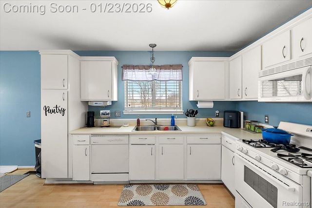 6823 Engleman, Center Line, MI 48015