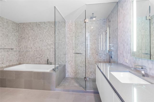68 SE 6th Street 810, Miami, FL 33131