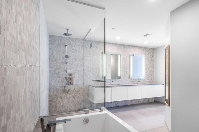 68 SE 6th Street 810, Miami, FL 33131