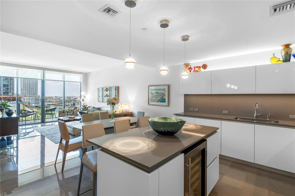 68 SE 6th Street 810, Miami, FL 33131