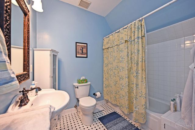 9 Walnut Avenue, Wyoming, OH 45215