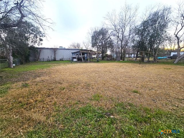 811 E New Braunfels Street, Seguin, TX 78155