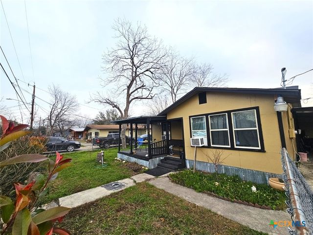 811 E New Braunfels Street, Seguin, TX 78155