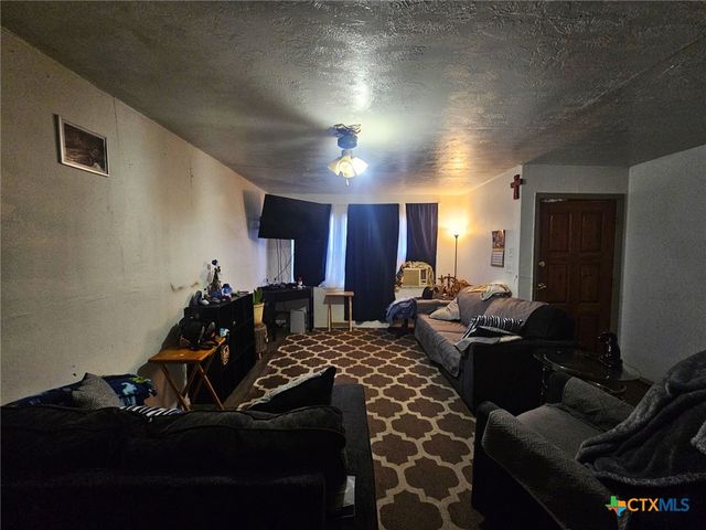 811 E New Braunfels Street, Seguin, TX 78155