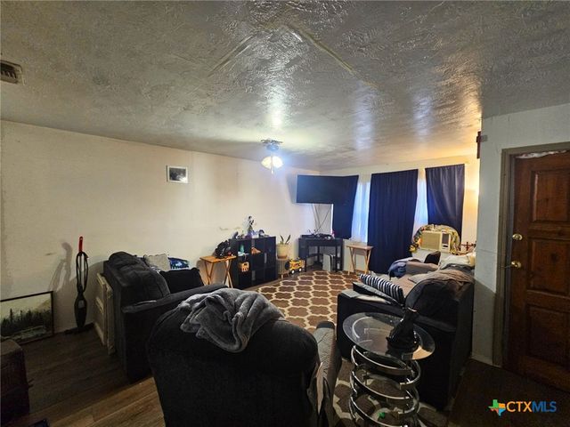 811 E New Braunfels Street, Seguin, TX 78155