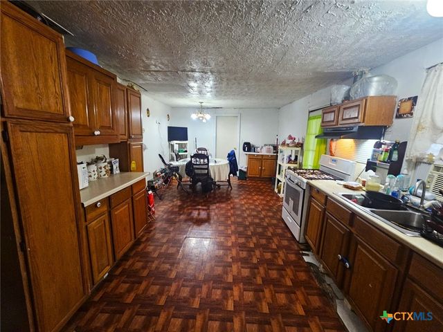 811 E New Braunfels Street, Seguin, TX 78155