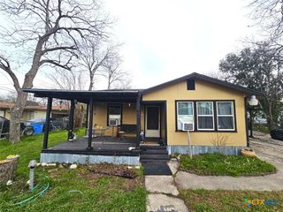 811 E New Braunfels Street, Seguin, TX 78155