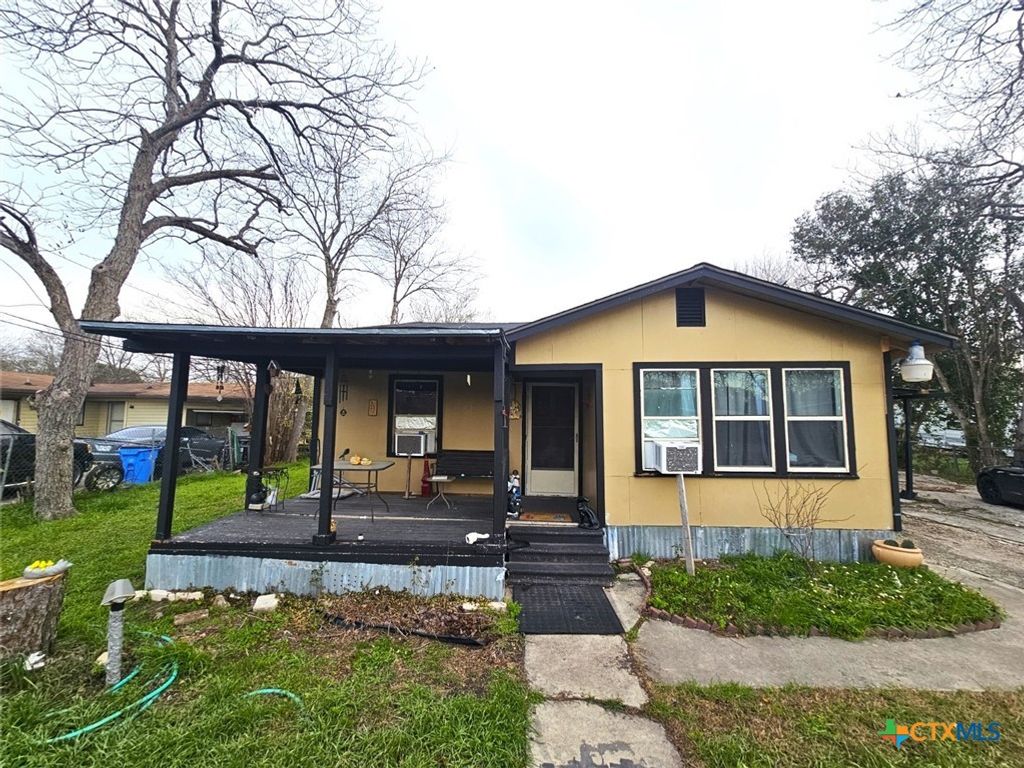 811 E New Braunfels Street, Seguin, TX 78155