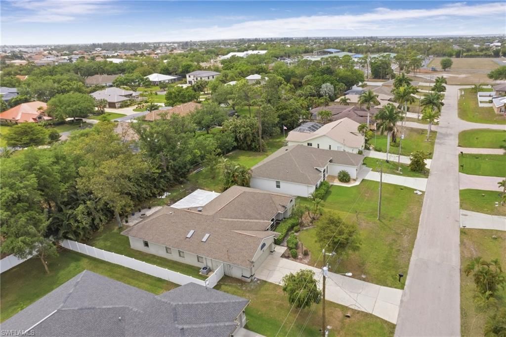Image 4 of property listing at 1828 SW 18th TER, Cape Coral, FL 33991