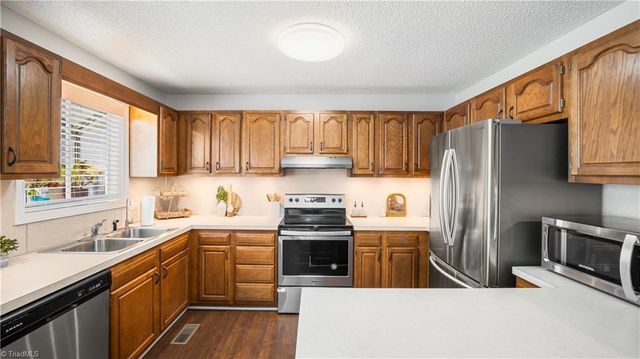110 Larkspur Lane, Thomasville, NC 27360