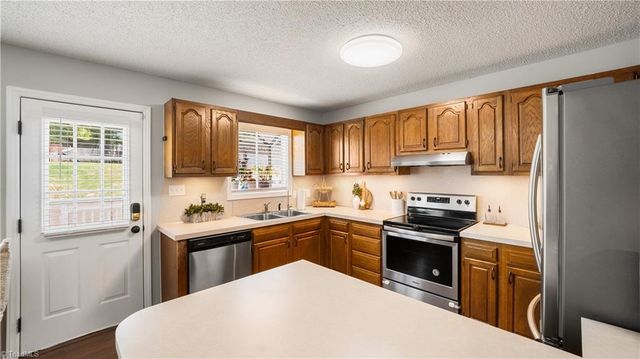 110 Larkspur Lane, Thomasville, NC 27360