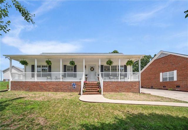 110 Larkspur Lane, Thomasville, NC 27360