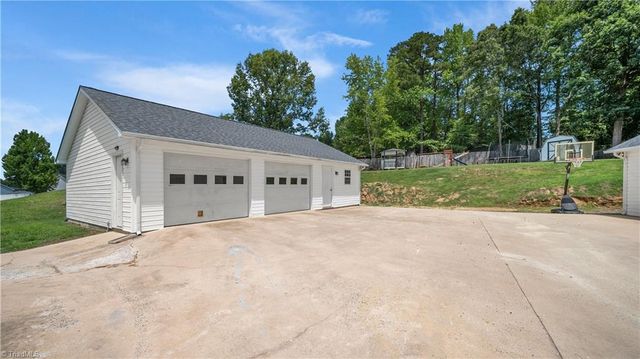 110 Larkspur Lane, Thomasville, NC 27360