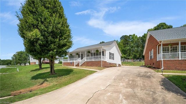 110 Larkspur Lane, Thomasville, NC 27360