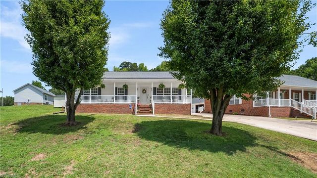 110 Larkspur Lane, Thomasville, NC 27360