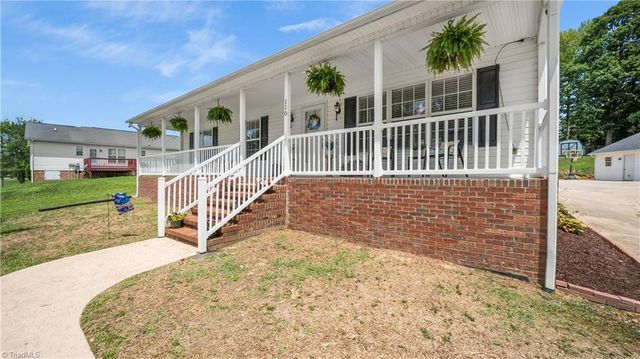 110 Larkspur Lane, Thomasville, NC 27360
