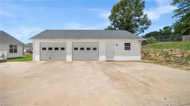 110 Larkspur Lane, Thomasville, NC 27360